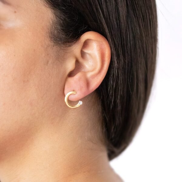 BRINCO ARGOLA PONTINHO DE LUZ BANHADO A OURO e NFE