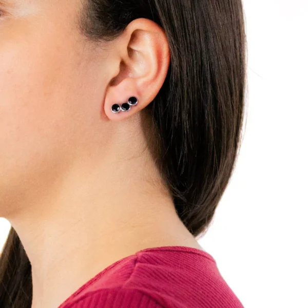 BRINCO EAR CUFF BOLINHAS PRETAS